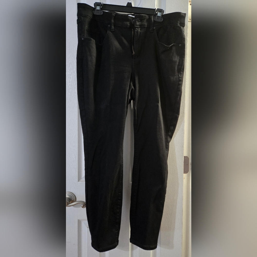 Mid Rise Signature Fit Skinny Jeans